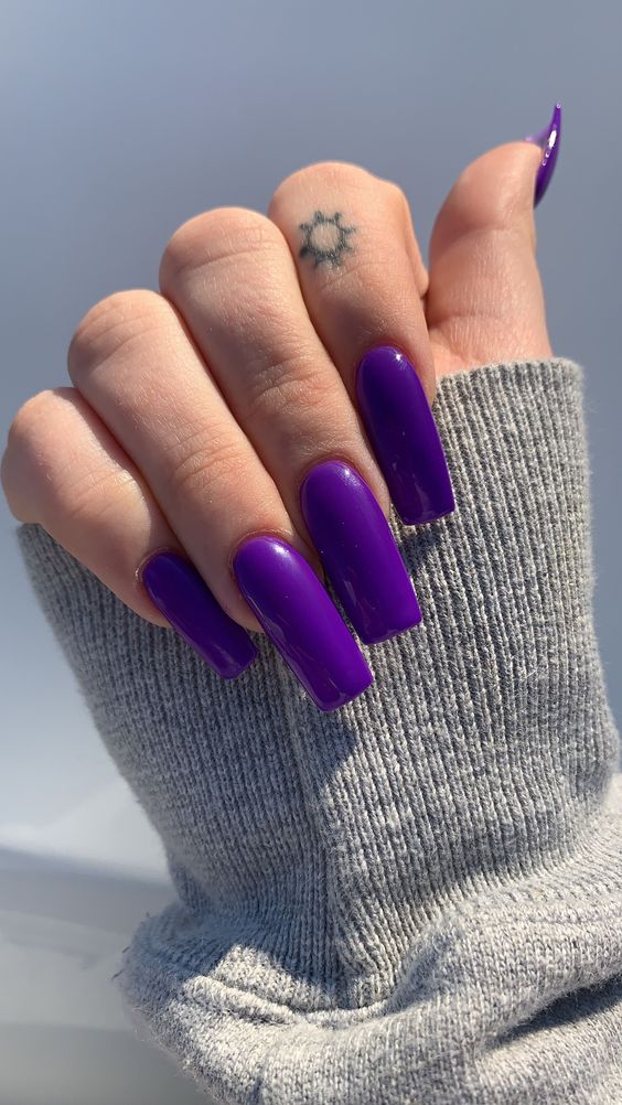 17 impresionantes ideas de uñas de colores sólidos para el invierno 2023-2024