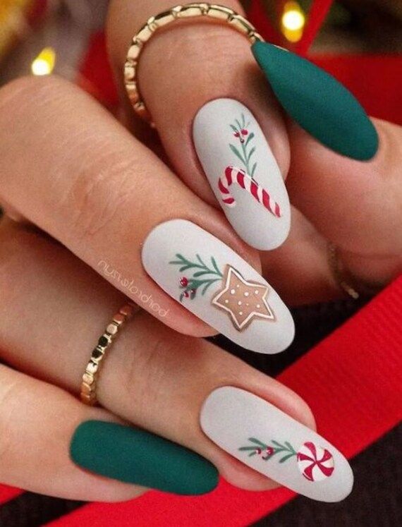 19 Creative Christmas Nail Art Ideas for 2023