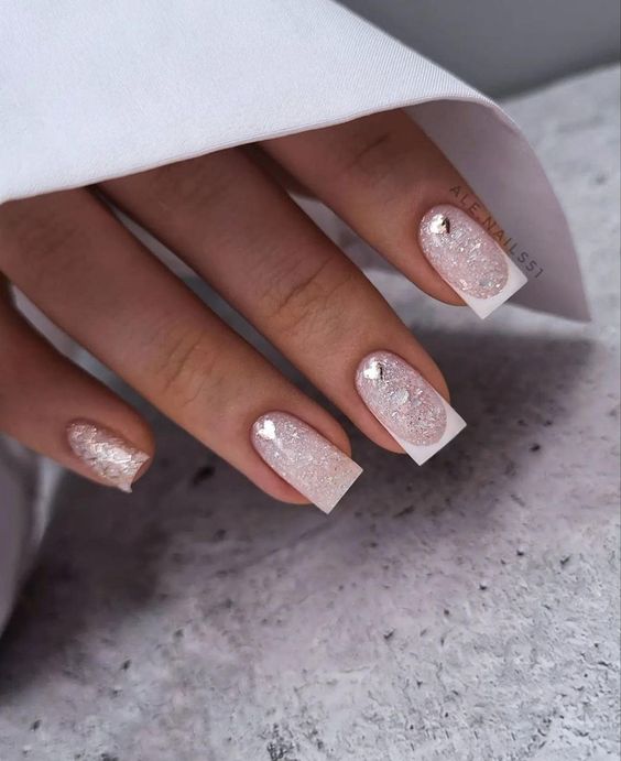 15 Chic Short White New Year's Nail Ideas for 2024