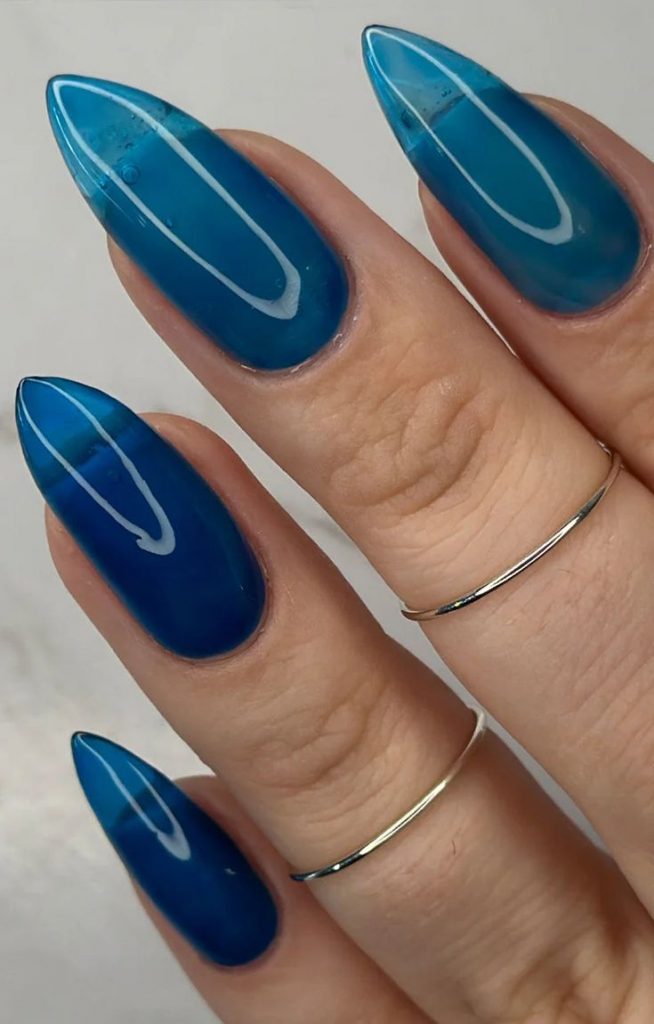 17 elegantes colores de esmalte de uñas para el invierno 2023-2024