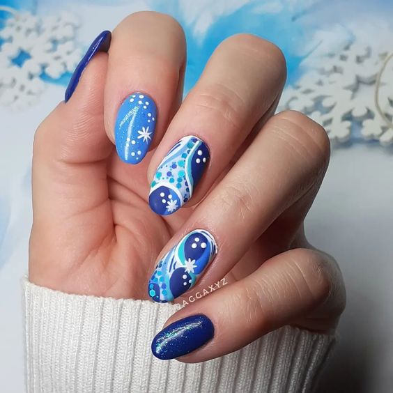 15 Simple and Elegant Christmas Nail Ideas for 2023