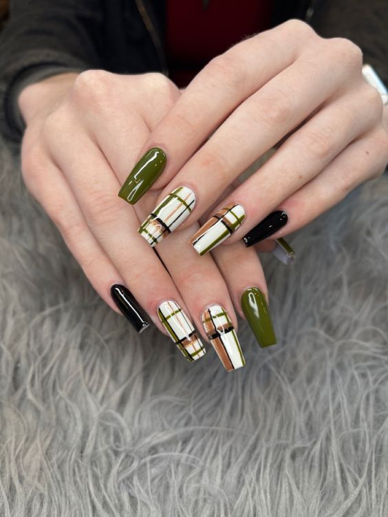 15 Chic and Edgy Black Christmas Nail Ideas for 2023