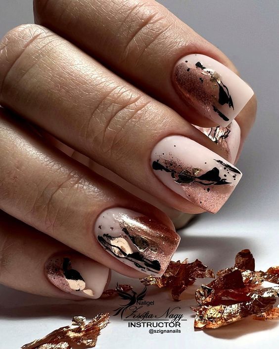 17 impresionantes ideas de uñas cortas doradas de Año Nuevo para 2024