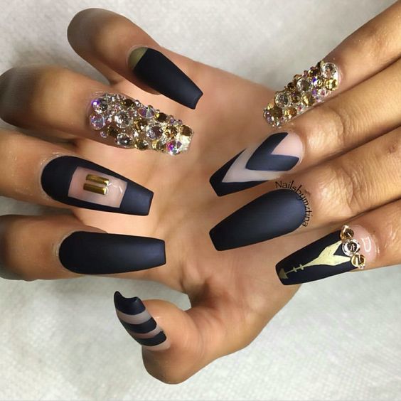 15 Chic and Edgy Black Christmas Nail Ideas for 2023