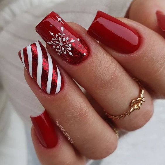 15 Simple and Elegant Christmas Nail Ideas for 2023