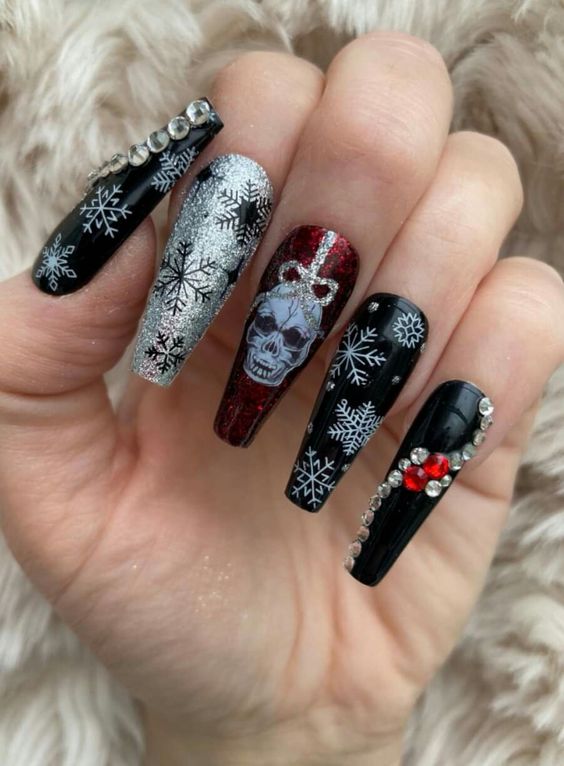 15 Chic and Edgy Black Christmas Nail Ideas for 2023