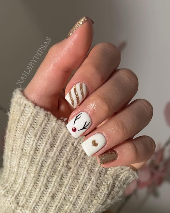 17 Festive Christmas Nail Designs for 2023