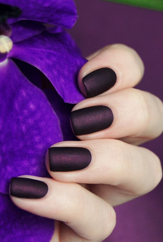 17 elegantes colores de esmalte de uñas para el invierno 2023-2024