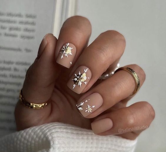 15 Gorgeous Holiday Gel Nail Ideas for Winter 2023-2024