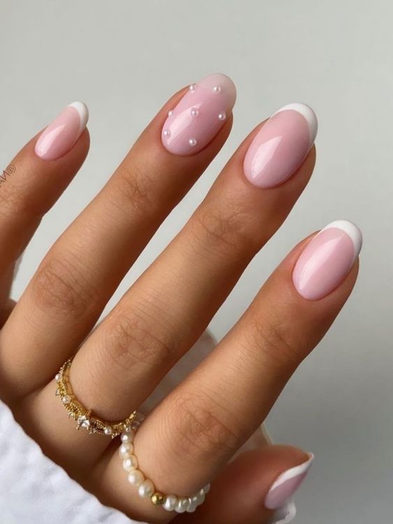 15 Chic Short White New Year's Nail Ideas for 2024