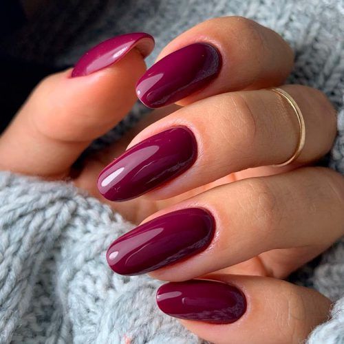 17 impresionantes ideas de uñas de colores sólidos para el invierno 2023-2024