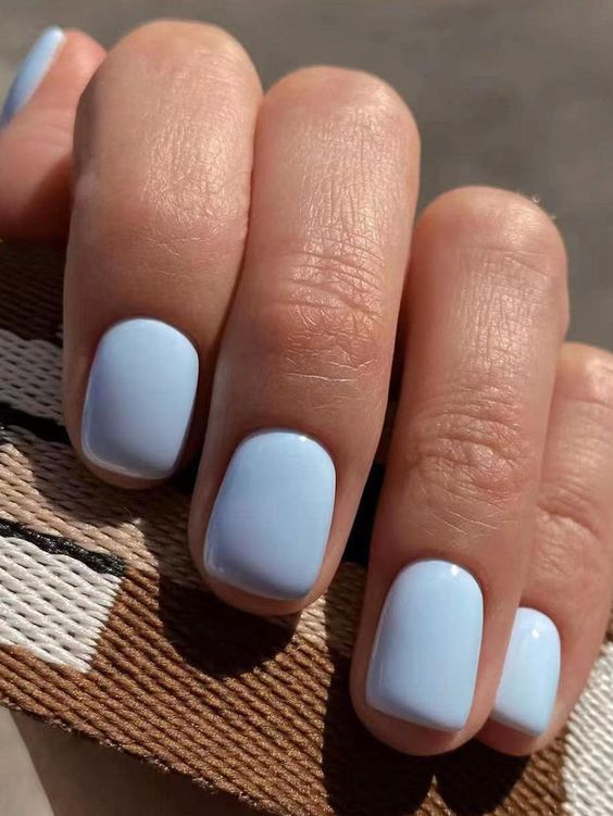 17 impresionantes ideas de uñas de colores sólidos para el invierno 2023-2024