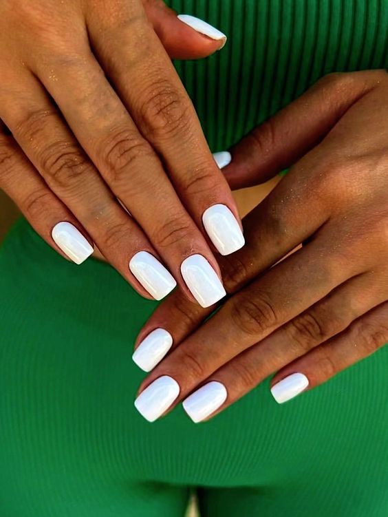 17 impresionantes ideas de uñas de colores sólidos para el invierno 2023-2024