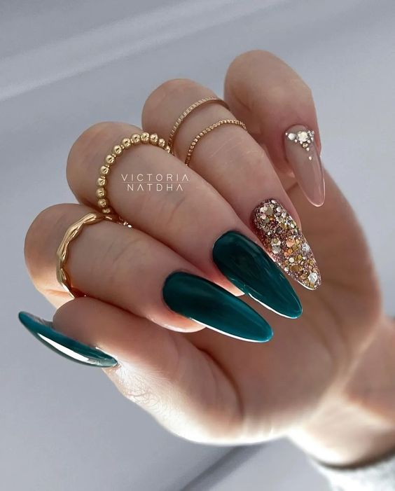 Almond New Year Nails 2024: 17 Elegant Ideas to Sparkle