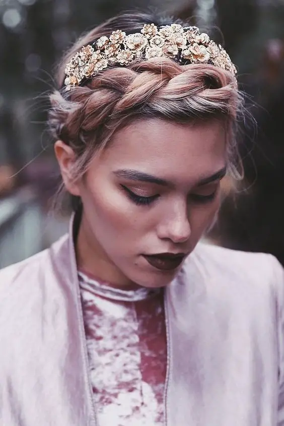 17 Chic Christmas Hairstyle Ideas for Short Hair in 2023