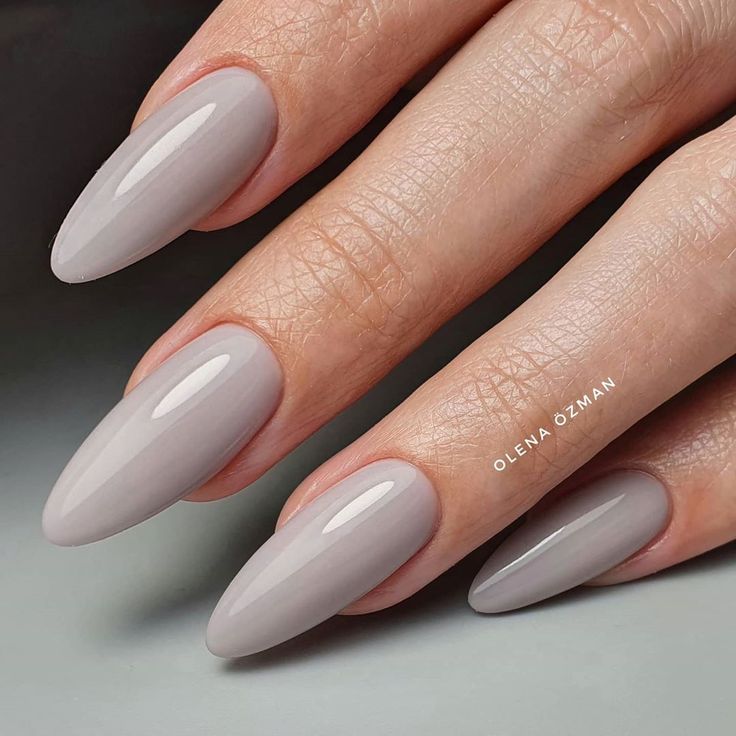 17 impresionantes ideas de uñas de colores sólidos para el invierno 2023-2024