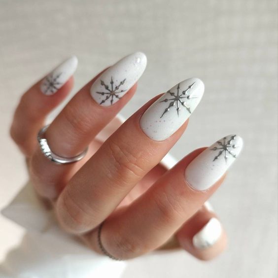 15 Simple and Elegant Christmas Nail Ideas for 2023