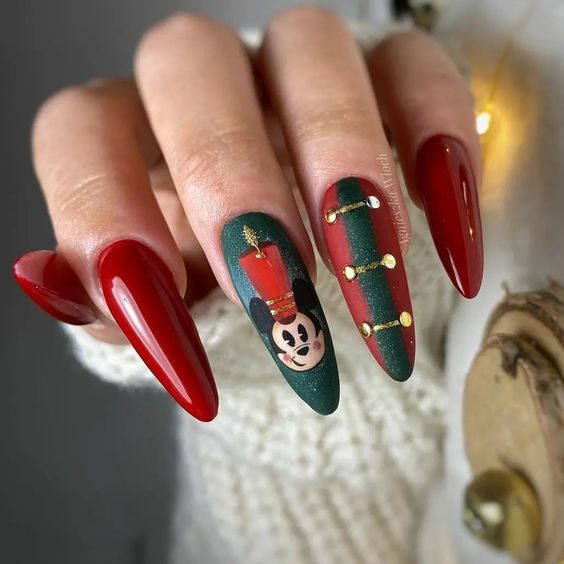 19 Creative Christmas Nail Art Ideas for 2023