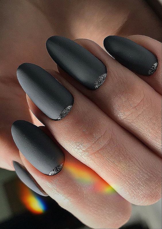 15 Chic and Edgy Black Christmas Nail Ideas for 2023