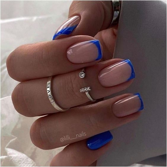 15 Stylish Short Blue New Year's Nail Ideas for 2024