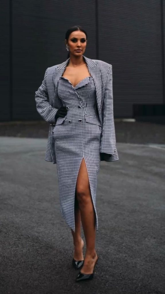Spring Forward: The Definitive Guide to 2024's Chic Business Casual Outfits for Women in the Workplace