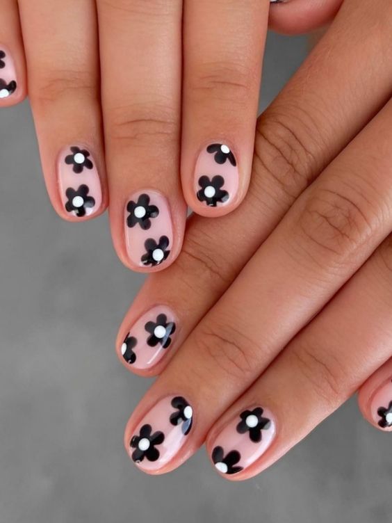 17 Trendy Round Nail Ideas for Fall 2023