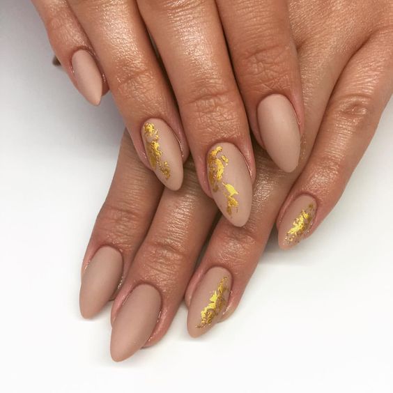 19 Gorgeous Gold Nail Design Ideas for a Luxurious Look