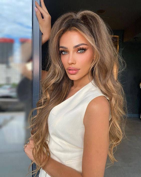 15 Gorgeous Long Haircut Ideas for Oval Faces