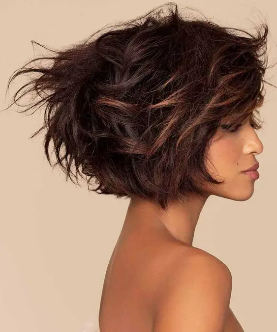 15 Chic Short Haircut Ideas for Oval Faces