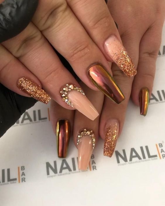 19 Gorgeous Gold Nail Design Ideas for a Luxurious Look