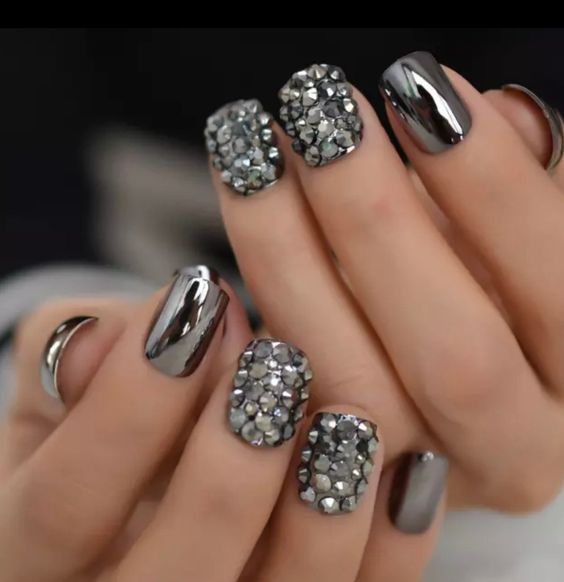 17 Captivating Silver Chrome Nail Design Ideas