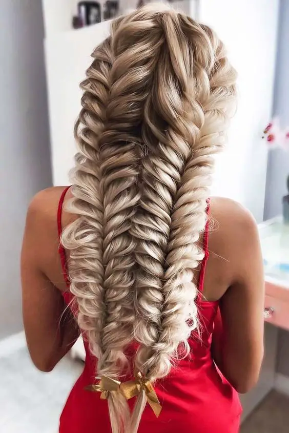 17 Elegant and Timeless Long Hairstyle Ideas for Women Over 40