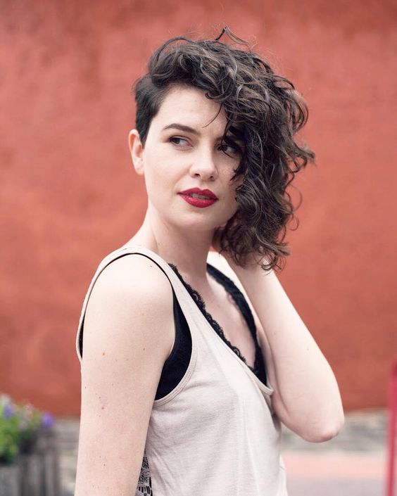 17 Gorgeous Curly Haircuts for Round Faces
