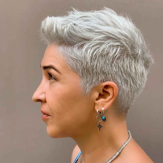 15 Chic Women's Short Haircuts Over 40 - Embrace Your Fabulousness!