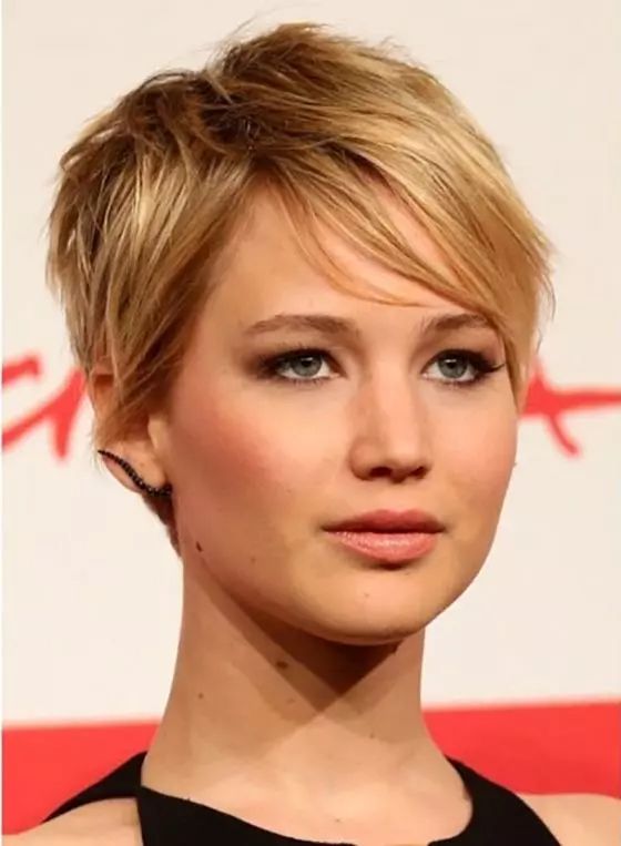 15 Flattering Short Haircuts for Round Faces