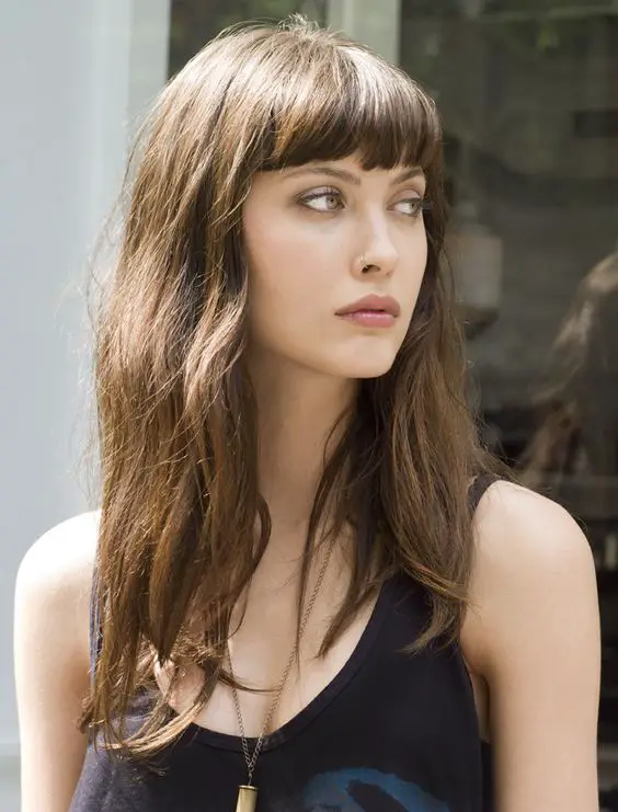 17 Flattering Haircut Ideas with Bangs for Oval Faces