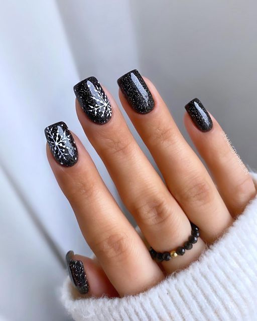15 Chic Short Black New Year's Nail Ideas for 2024