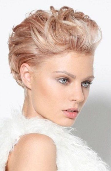 15 Chic Winter Hairstyles for Short Hair 2023-2024