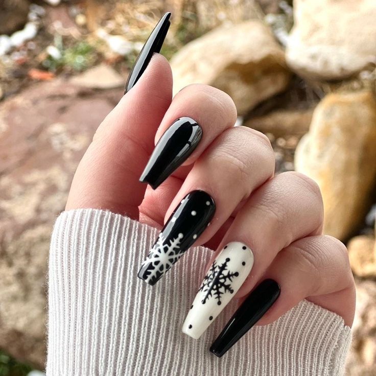 19 Chic Black Nail Ideas for Winter 2023-2024