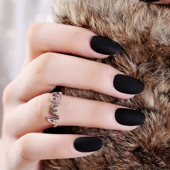 Round Nail Winter Colors 2023-2024: 15 Chic and Seasonal Ideas