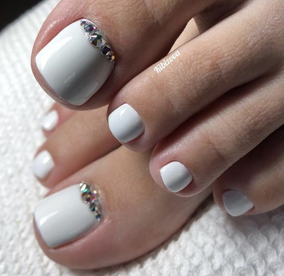 15 Winter Toe Nail Color Ideas for 2023-2024