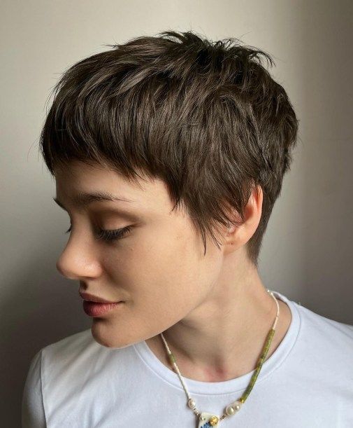 17 Trendy Winter Haircuts with Bangs for 2023-2024