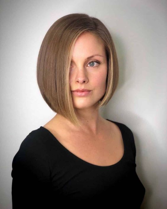 15 Chic Winter Haircuts for Women Over 40 in 2023-2024