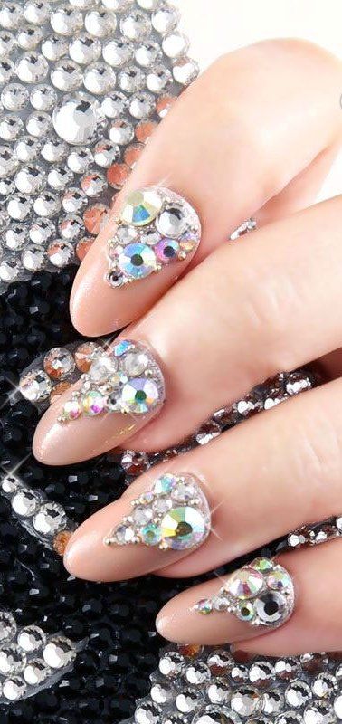 19 Stunning Silver Winter Nail Ideas for 2023-2024