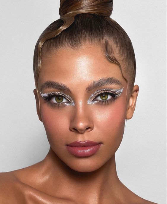 19 Glamorous New Year's Makeup Ideas to Shine in 2024 - thepinkgoose.com