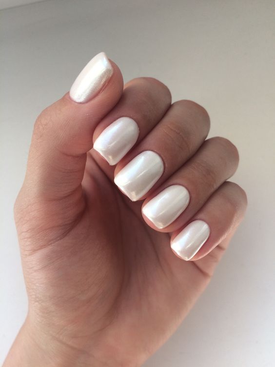 15 Chic Short White New Year's Nail Ideas for 2024