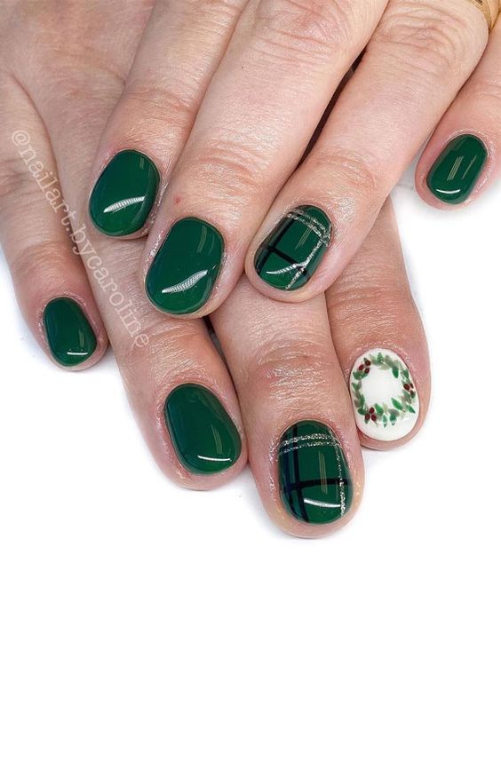 17 Stunning Green Christmas Nail Ideas for 2023