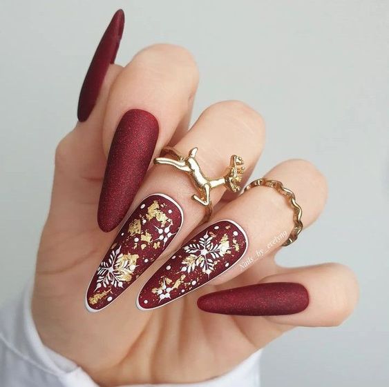 19 Exciting New Year's Nail Colors for 2024