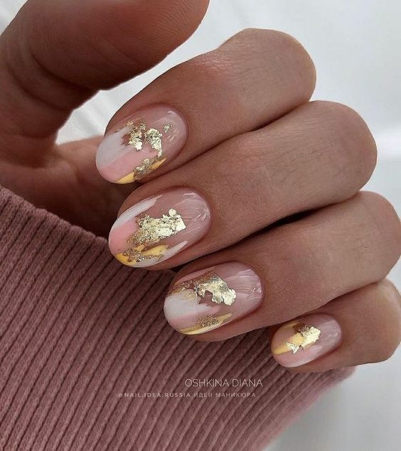Round Christmas Nails 2023: 15 Trendy Ideas to Make Your Holidays Merry