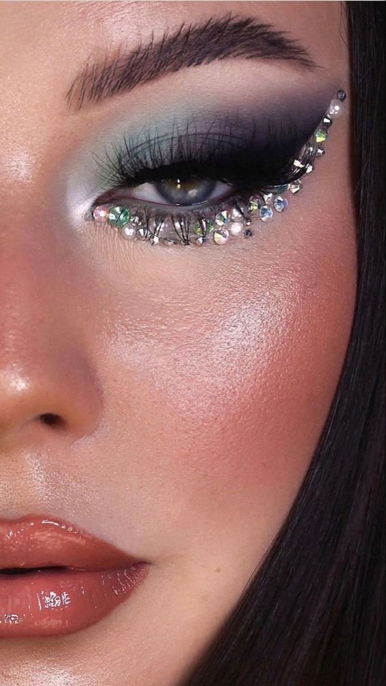 15 Glamorous Silver Christmas Makeup Ideas for 2023